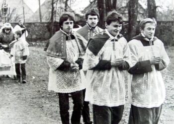 Procesija Traupio bažnyčios šventoriuje apie 1980 m. Priekyje dešinėje – būsimasis kunigas Rimantas Kaunietis. Kun. Stepono Galvydžio albumo nuotrauka, A. Baranausko ir A. Vienuolio-Žukausko memorialinio muziejaus rinkiniai.