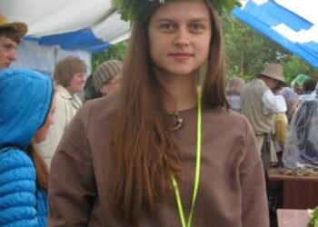 Anykščių technologijos mokyklos moksleivė Monika Vitkūnaitė konkurse pynė ir vainikus.Anykščių technologijos mokyklos nuotr.