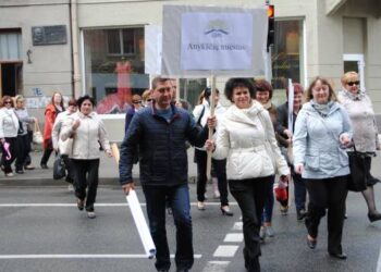 Anykštėnai mitinge nešė plakatą su miesto pavadinimu.
