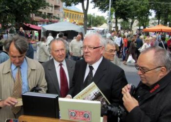 Gvidas Kazlauskas (antras iš kairės) su kitais Kauno anykštėnais Anykščių miesto šventėje 2012 m. T. Kontrimavičiaus (VŽM) nuotrauka.