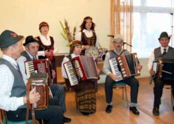 Jūžintų kaimo bendruomenės kapela, Danguolė Seržintienė – centre su akordeonu. J. Puslienės (www.grokiskis.lt) nuotrauka.