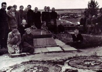 XX a. vidurio jaunimas prie rašytojo Jono Biliūno kapo. Slėnyje matomas Anykščių priemiestis. Izidoriaus Girčio nuotrauka.