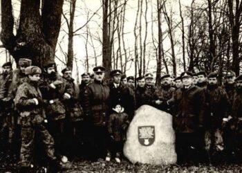Pagojės kautynių atminimo paminklo atidengimo iškilmės 1994 m. vasarą, paminklą apsupę anykštėnai savanoriai ir šauliai. Eligijaus Smetonos archyvo nuotrauka.
