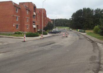 Penktadienį 9 valandą 30 minučių J.Basanavičiaus gatvėje jokie darbai nevyko, nors gyventojų buvo paprašyta stovėjimo aikštelėje savo automobilių nelaikyti nuo 6 valandos.Autoriaus nuotr.