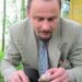 Sigutis Obelevičius – labiau gamtininkas, nei politikas. Ką tik išrinktas Anykščių meru, 2007-ųjų vasarą jis išmatavo rekordinio dydžio sraigę. T. Kontrimavičiaus nuotrauka.