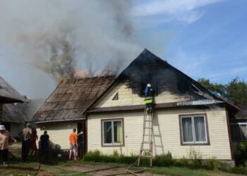 Kol atvyko ugniagesiai gelbėtojai, namo stogas degė atvira liepsna.Jono JUNEVIČIAUS nuotr.