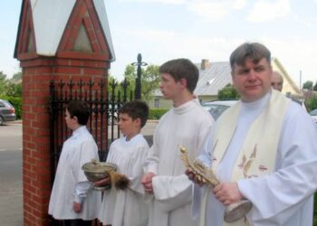 Vyskupą Svėdasuose 2014-ųjų vasarą pasitinkantis kun. V. Juškėnas. R. Guobio (VŽM) nuotrauka.