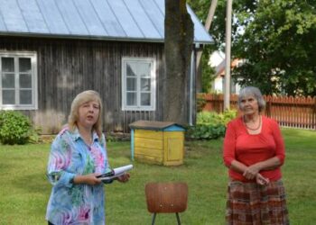 Kunigiškių muziejaus kiemelyje Lietuvos kaimo rašytojų sąjungos Rokiškio skyriaus pirmininkė Reda Kiselytė (kairėje) pristato sąjungos narę Danutę Tumonytę- Mažeikienę, ką tik išleidusią poezijos rinktinę „Mane prakalbino lietus“