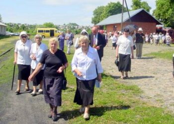 Prima Petrylienė (centre) tradiciniame tremčių atminimo renginyje 2011 m. birželio 14-ąją Anykščių geležinkelio stotyje. T. Kontrimavičiaus (VŽM) nuotrauka.