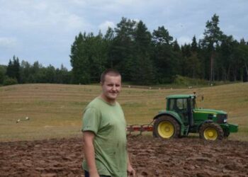 Gražiuose namuose palikęs žmoną Laurą ir dukrelę Paulą, ūkininkas Paulius Leščinskas arė laukus prie kelio Anykščiai – Molėtai. Arti jam padėjo dešimtys gandrų.