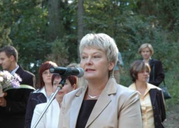 Anykščių J.Biliūno gimnazijos direktorė Regina Drūsienė sakė, kad vaikai, degindami žvakutes, tiki, jog jų draugas pasveiks.