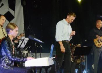 Festivalio baigiamojo vakaro vinis – aktorius Rolandas Kazlas su grupe „Pakeleiviai“. Autoriaus nuotr.