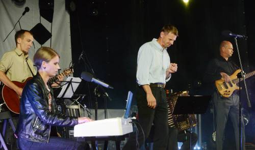Festivalio baigiamojo vakaro vinis – aktorius Rolandas Kazlas su grupe „Pakeleiviai“. Autoriaus nuotr.