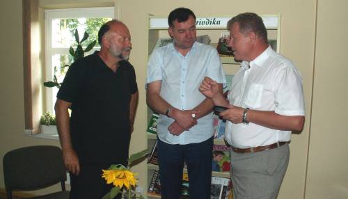Rašytojas Andrejus Kurkovas (kairėje), leidėjas Virginijus Strolia (centre) ir Lietuvos policijos veteranų asociacijos pirmininkas Kęstutis Tubis turėjo apie ką pakalbėti.Sauliaus Rasalo nuotr.