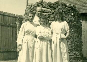 Gydytojas Alfonsas Lukoševičius su visa Anykščių medikų komanda apie 1945-uosius metus. Aleksandro Sako šeimos archyvo nuotrauka.