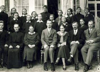 Anykščių vidurinės mokyklos direktorius rašytojas Matas Grigonis (sėdi centre) 1931 m. pavasarį su mokytojais ir abiturientais prie pagrindinio mokyklos pastato. A. Baranausko ir A. Vienuolio-Žukausko memorialinio muziejaus fondų nuotrauka.