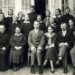 Anykščių vidurinės mokyklos direktorius rašytojas Matas Grigonis (sėdi centre) 1931 m. pavasarį su mokytojais ir abiturientais prie pagrindinio mokyklos pastato. A. Baranausko ir A. Vienuolio-Žukausko memorialinio muziejaus fondų nuotrauka.