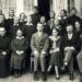 Anykščių vidurinės mokyklos direktorius rašytojas Matas Grigonis (sėdi centre) 1931 m. pavasarį su mokytojais ir abiturientais prie pagrindinio mokyklos pastato. A. Baranausko ir A. Vienuolio-Žukausko memorialinio muziejaus fondų nuotrauka.
