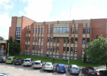 Anykščių pirminės priežiūros centras gali pasigirti atjaunėjusiu kolektyvu - pernai čia pradėjo dirbti Kauno sveikatos mokslų absolventė Aurika Treščenko, šiemet - Aira Vertelkienė. Jono JUNEVIČIAUS nuotr.