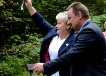 Gimnazijos direktorė Regina Drūsienė džiaugiasi mero įteiktais geltonojo autobusiuko rakteliais. Autoriaus nuotr.
