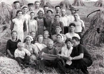 XX a. vidurio kaime ūkininkus pakeitę kolūkiečiai laukuose pozuodavo fotografams linksmai ir ironiškai – su sovietine spauda rankose... A. Baranausko ir A. Vienuolio-Žukausko memorialinio muziejaus rinkinių nuotrauka.