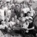XX a. vidurio kaime ūkininkus pakeitę kolūkiečiai laukuose pozuodavo fotografams linksmai ir ironiškai – su sovietine spauda rankose... A. Baranausko ir A. Vienuolio-Žukausko memorialinio muziejaus rinkinių nuotrauka.