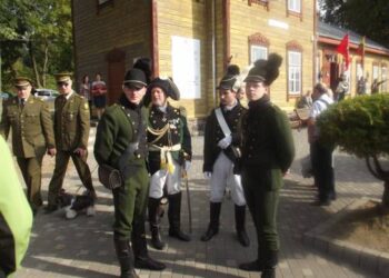 Istorinėje – patriotinėje akcijoje dalyvauja Ruklos artilerijos bataliono kariai, kurių uniformos identiškos Oršos mūšio karių aprangai.Autoriaus nuotr.