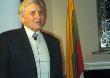 Mokslininkas A. E. Čižas Anykščių koplyčioje, pasitikęs savo 80-metį. 2009 m. ruduo. T. Kontrimavičiaus nuotrauka.