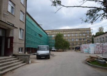 Anykščių J.Biliūno gimnazijos fasadas gali būti apkaltas ypatingai degiomis plokštėmis.Jono JUNEVIČIAUS nuotr.
