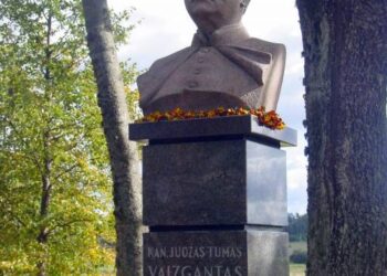 Žymiausiam svėdasiškiui Vaižgantui atminti tuoj po jo mirties Svėdasuose ir gimtuosiuose Malaišiuose buvo pastatyti skulptoriaus Bernardo Bučo sukurti paminkliniai biustai. T. Kontrimavičiaus (VŽM) nuotrauka.