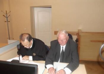 KGB generolas majoras Marijonas Misiukonis (dešinėje) teisme sakė, jog jis turėjo teisę persekioti „neprognozuojamą įtariamąjį Antaną Kraujelį, kuris įvykdė sunkius nusikaltimus“.Autoriaus nuotr.