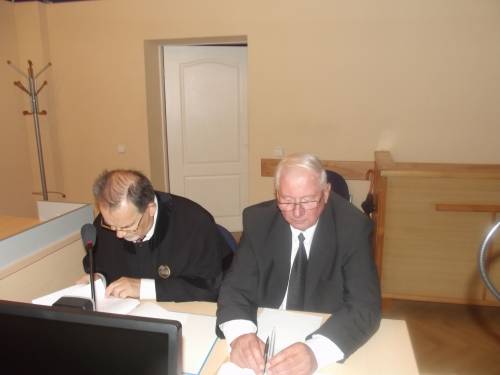 KGB generolas majoras Marijonas Misiukonis (dešinėje) teisme sakė, jog jis turėjo teisę persekioti „neprognozuojamą įtariamąjį Antaną Kraujelį, kuris įvykdė sunkius nusikaltimus“.Autoriaus nuotr.