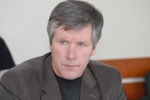 Anykščių kelių tarnybos inžinierius Rimantas Vizbaras bus kviečiamas „ant kilimėlio“ ir turės raudonuoti prieš savo vadovus.Jono JUNEVIČIAUS  nuotr.
