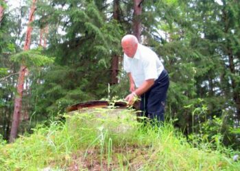 2007 m. vasarą dar veikusių poilsio namų „Šilelis“ vadovas H. Stankevičius rodė, iš kur trykšta mineralinio vandens versmė. T. Kontrimavičiaus nuotrauka.