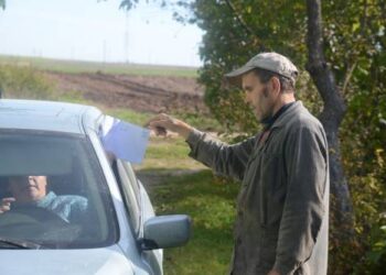 Bedarbis Anatolijus Grigorjevas dar nepamiršo tekintojo ir mūrininko įgūdžių, tačiau jo darbo niekam nereikia. Laiškininkė jį norėjo pradžiugint laišku, tačiau paaiškėjo, kad laiškas adresuotas prie žydkapių gyvenančiam jo pusbroliui Fiodorui Kanonovui.