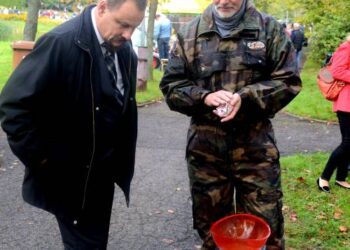 Šaržas: „Viliau, ar susimokėjai 70 litų prekyvietės mokestį? Tave „Anykšta“ stebi per padidinamąjį stiklą. Susitvarkyk popierius, kad nė šuo nesulotų“. „Baik „bajerius“,Siguti. Gal nežinai, kas savivaldybėje Kapitonas?“