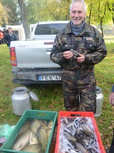 Vilius Juodelis Derliaus šventėje prekiauja metų metus ir vargo dėl drakoniškai pakilusio prekyvietės mokesčio nemato.Jono JUNEVIČIAUS nuotr.