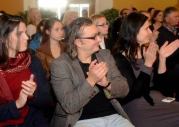 Festivalio atidarymo metu rodomas  režisierės  Irene M.Borrego (pirma iš kairės) filmas „Duona ir žuvis“ pasakojantis apie Serbijos širdyje stovinčią seną serbų stačiatikių bendruomenės bažnyčią. Kaip sakė festivalio rengėjas, Europos kino akademijos narys, JAV kino režisierių gildijos apdovanojimo laureatas Arūnas Matelis (antras iš kairės),  tai sąsajos su pirmuoju festivaliu, vykusiu šaltoje Anykščių šv. Mato bažnyčioje.Jono JUNEVIČIAUS nuotr.