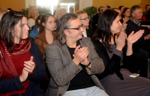 Festivalio atidarymo metu rodomas  režisierės  Irene M.Borrego (pirma iš kairės) filmas „Duona ir žuvis“ pasakojantis apie Serbijos širdyje stovinčią seną serbų stačiatikių bendruomenės bažnyčią. Kaip sakė festivalio rengėjas, Europos kino akademijos narys, JAV kino režisierių gildijos apdovanojimo laureatas Arūnas Matelis (antras iš kairės),  tai sąsajos su pirmuoju festivaliu, vykusiu šaltoje Anykščių šv. Mato bažnyčioje.Jono JUNEVIČIAUS nuotr.