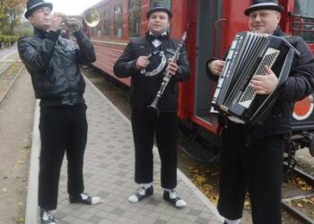 Mokytojus linsmino trys žavūs muzikantai.Jono JUNEVIČIAUS nuotr.