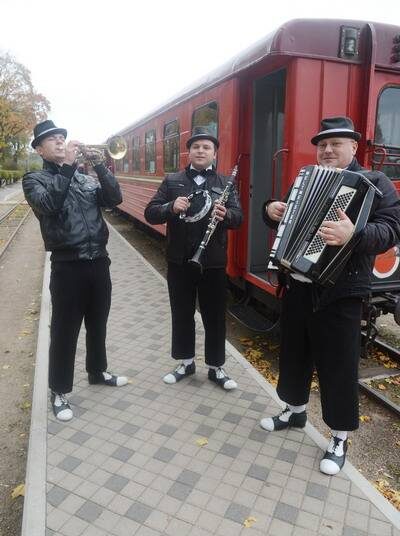 Mokytojus linsmino trys žavūs muzikantai.Jono JUNEVIČIAUS nuotr.