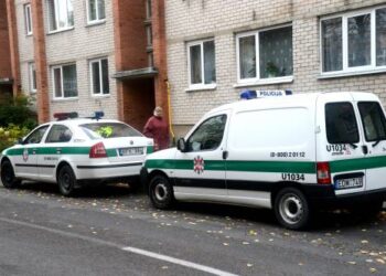 Policijos operatyvinė grupė į įvykio vietą atvažiavo dviem tarnybiniais automobiliais ir bute, kuriame rasta negyva S.P., renka įkalčius.Jono JUNEVIČIAUS nuotr.