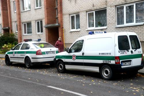 Policijos operatyvinė grupė į įvykio vietą atvažiavo dviem tarnybiniais automobiliais ir bute, kuriame rasta negyva S.P., renka įkalčius.Jono JUNEVIČIAUS nuotr.