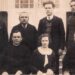 Kavarsko miestelio inteligentija apie 1930 m. Vargonininkas ir chorvedys S. Puodžiūnas stovi pirmas iš kairės. A. Baranausko ir A. Vienuolio-Žukausko memorialinio muziejaus rinkinių nuotrauka.