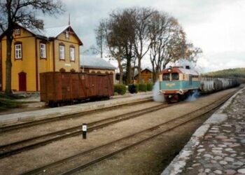 Šilumvežis, valdomas mašinisto Zigmo Butkaus, 1999 m. spalio 14-ąją ištempia į Panevėžį paskutinį Siauruko krovinį. T. Kontrimavičiaus nuotrauka.