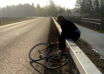 Dviratininkai ties keliu į Vikonis įveikia atitvarą... Jų nuomone, jeigu jau ne perėją padaryti, tai šioje vietoje reikia dalį atitvaro išpjauti.Autoriaus nuotr.