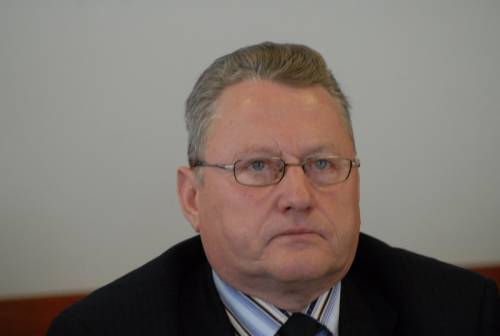Rajono tarybos narys Alfrydas Savickas ir toliau bus priverstas važinėti namo padidintos rizikos keliu.Jono JUNEVIČIAUS nuotr