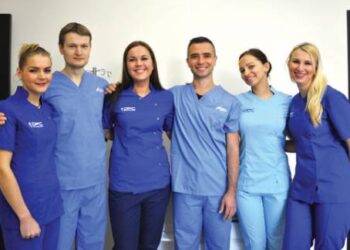 Gydytojas S. Bankauskas (trečias iš dešinės) ir Dantų priežiūros centro kolektyvas džiaugiasi galėję padėti ne vienam žmogui, kuris jau buvo praradęs viltį turėti tvirtai besilaikančius ir natūraliai atrodančius dantis.