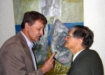 Dailininkas A. Šaltenis (kairėje) ir mokslininkas istorikas prof. Antanas Tyla anykštėnų menininkų parodoje Anykščių koplyčioje 2013-ųjų liepą. T. Kontrimavičiaus (VŽM) nuotrauka.