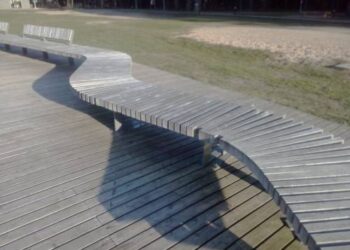 Vos rimtai nesusižalojusio vaiko tėvai, kad atkreiptų kitų dėmesį į nepritvirtintus pagaliukus, porą jų patraukė keletu centimetrų.